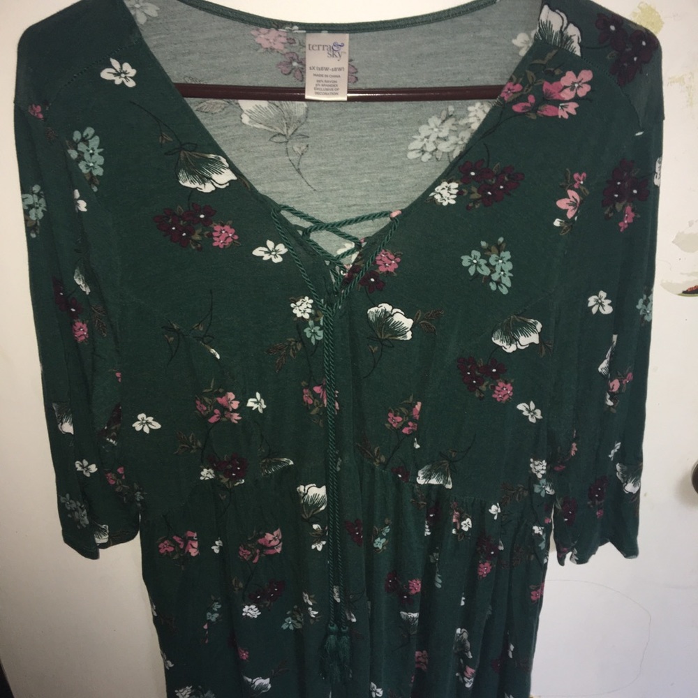 🎉LAST CHANCE🎉Thin green floral tunic